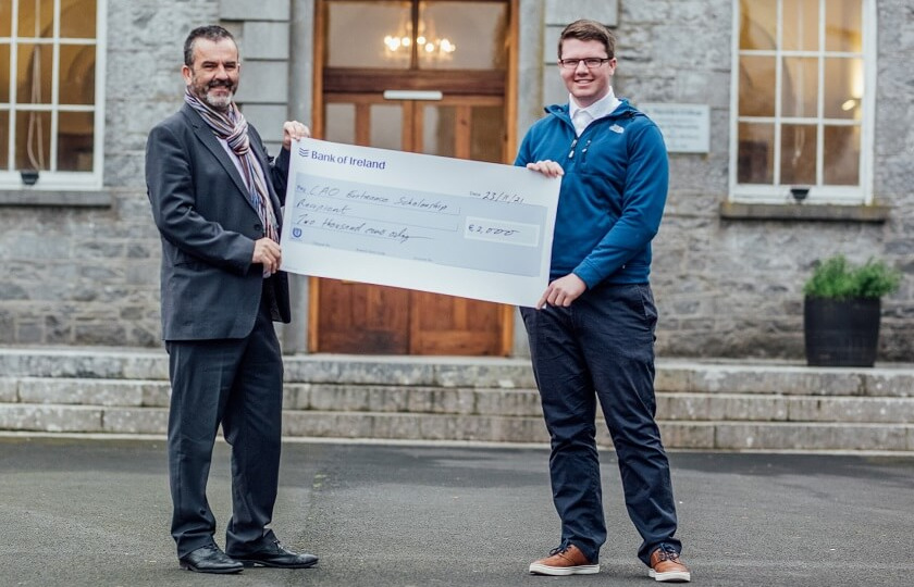 Darragh Doolan with Dr Finn Ó Múrchú being presented with his MIC Entrance Scholarship 2021