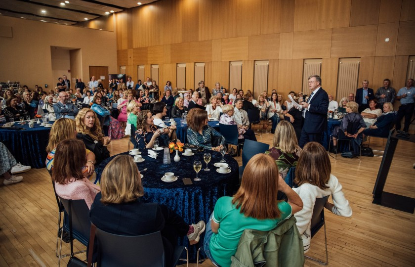 Professor Wall addressing the Alumnus