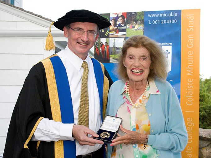 President of MIC, Peadar Cremin presenting a medal to Eunice Kennedy Shriver